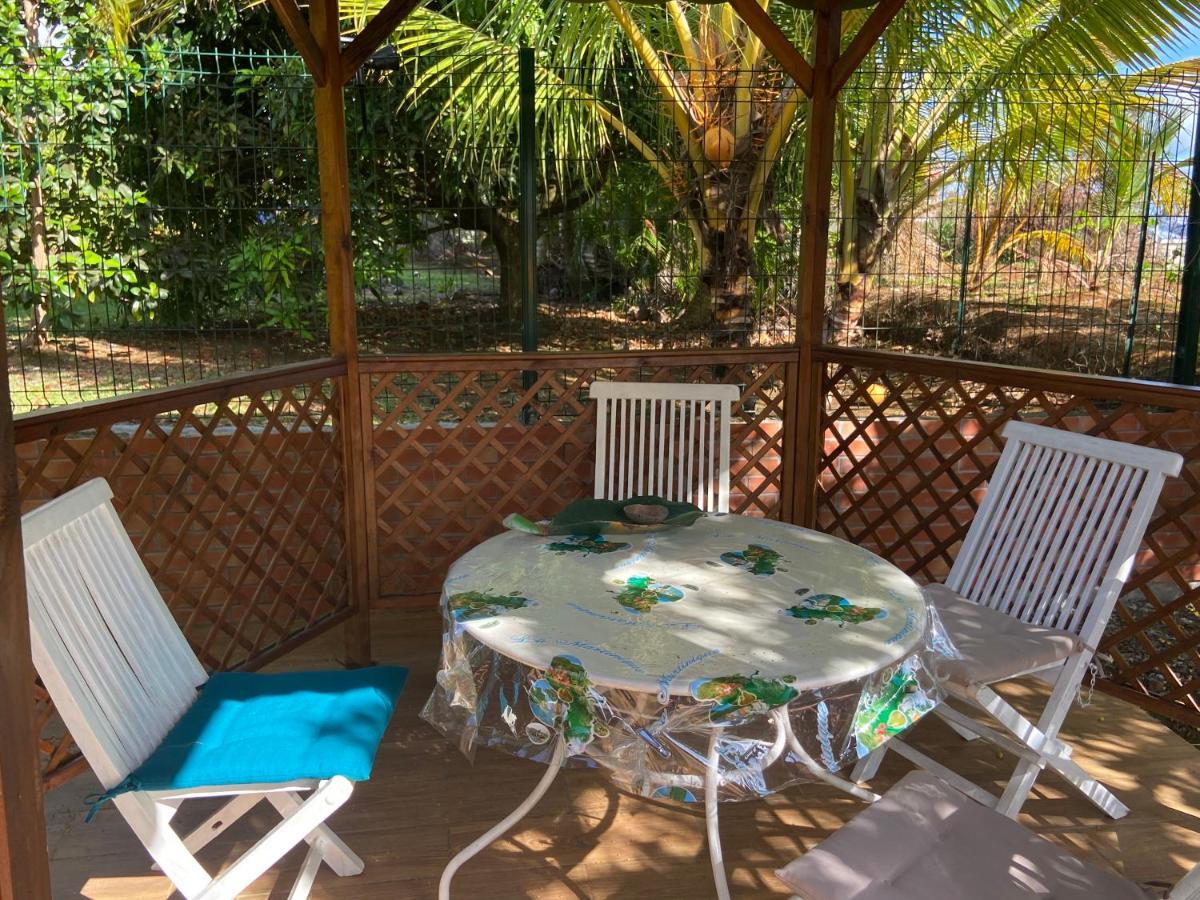 Magnifique Lodge en bois avec piscine et jardin de 800 m2 Le Lamentin Extérieur photo