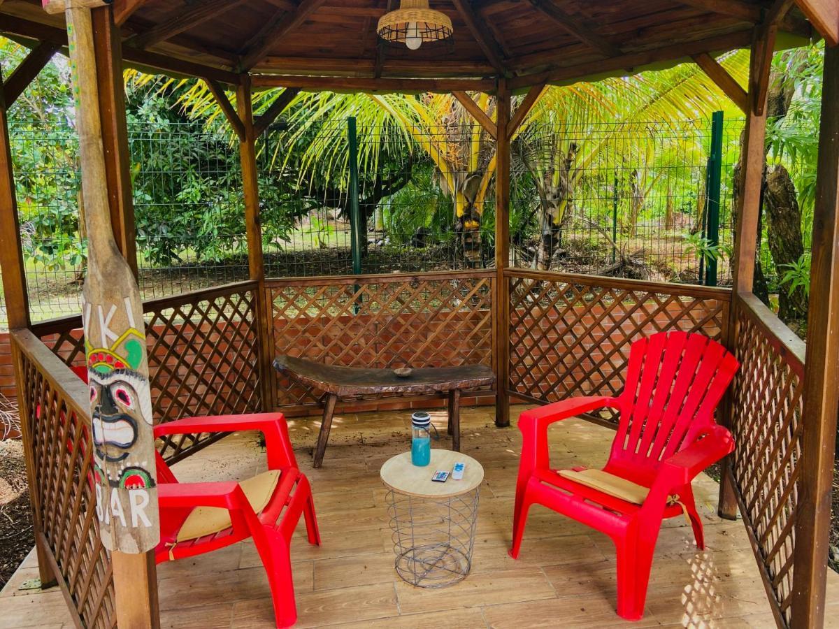 Magnifique Lodge en bois avec piscine et jardin de 800 m2 Le Lamentin Extérieur photo