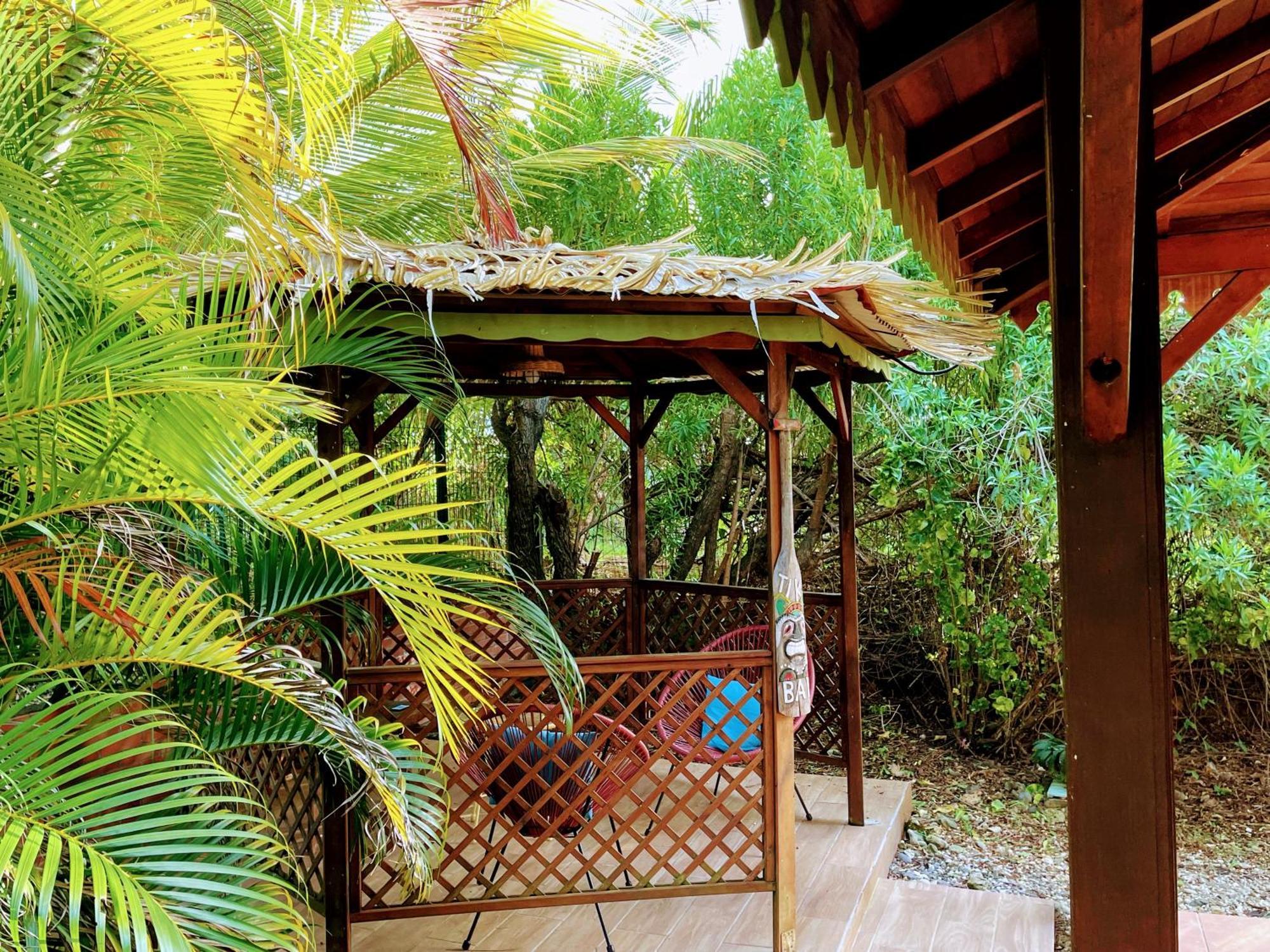 Magnifique Lodge en bois avec piscine et jardin de 800 m2 Le Lamentin Extérieur photo